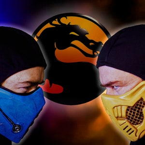 Könnte beinhalten: Zwei Personen mit Masken, eine blaue und eine gelbe, stehen sich gegenüber mit dem Mortal Kombat-Logo dahinter.