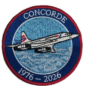 Puede incluir: Parche bordado circular que representa un avión supersónico Concorde blanco sobre un fondo azul texturizado. El parche tiene un borde azul con la palabra "CONCORDE" en la parte superior y los años "1976 - 2026" en la parte inferior.