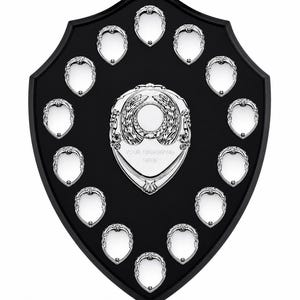 Könnte beinhalten: Eine schwarze, schildförmige Trophäe mit silbernen Akzenten. Die Trophäe hat ein zentrales silbernes Emblem mit Platz für eine Gravur und 14 kleinere silberne Schilde. Der Text "YOUR ENGRAVING HERE" ist sichtbar.