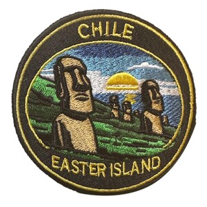 Può includere: Toppa ricamata circolare raffigurante l'Isola di Pasqua. Il design mostra statue Moai, colline verdi, un cielo blu e un sole giallo, con le scritte "CHILE" e "EASTER ISLAND" in un bordo circolare.
