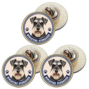 Op de afbeelding: Set van zes ronde pins met een portret van een Dwergschnauzer-hond. Elke pin heeft een goudkleurige metalen achterkant en een cirkelvormig ontwerp met het gezicht van de hond, pootafdrukken en de woorden "Miniature Schnauzer" in een marineblauwe rand.