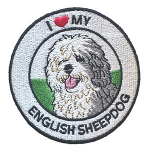 Puede incluir: Parche bordado circular con el texto "I ❤️ MY ENGLISH SHEEPDOG". El diseño presenta un perro pastor inglés sonriente con una lengua rosa, un corazón rojo y un fondo verde y blanco.