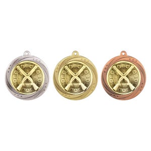 Puede incluir: Tres medallas redondas en plata, oro y bronce. Cada medalla presenta un diseño de escopetas cruzadas en el centro, rodeado por un anillo de pequeños círculos y estrellas. Las medallas tienen un lazo en la parte superior para colgar.