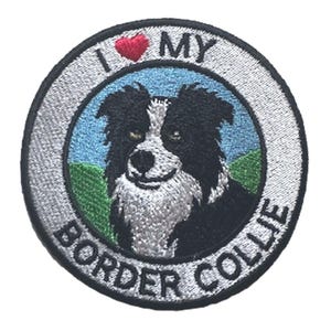 Op de afbeelding: Ronde geborduurde patch met een Border Collie-ontwerp en de tekst "I ❤️ MY BORDER COLLIE". De patch heeft een grijze rand, een blauwe lucht en groen gras.