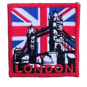 Könnte beinhalten: Quadratischer, bestickter Aufnäher mit rotem Rand, der die Flagge des Union Jack und ein schwarz-weißes Bild der Tower Bridge zeigt. Das Wort "LONDON" ist weiß gestickt.
