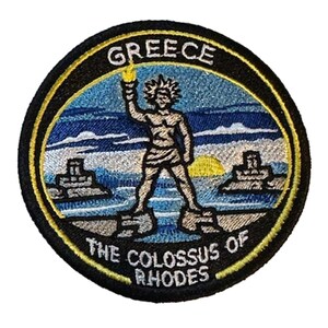 Puede incluir: Parche bordado redondo que representa el Coloso de Rodas, una famosa estatua antigua, sosteniendo una antorcha. El parche tiene un borde negro con ribete amarillo, y el texto "GREECE" y "THE COLOSSUS OF RHODES". El fondo representa el mar y el cielo.