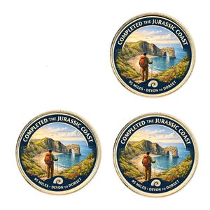 Könnte beinhalten: Vier runde Abzeichen mit einer malerischen Illustration eines Wanderers auf einem Küstenpfad. Die Abzeichen tragen den Text "COMPLETED THE JURASSIC COAST" und "95 MILES - DEVON TO DORSET" in einem kreisförmigen Rand. Das Bild zeigt einen natürlichen Bogen über dem Meer.