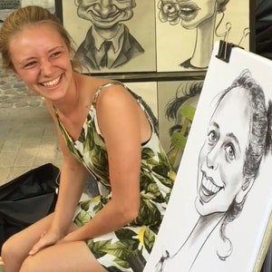 Caricature dessinée  à la main à partir d'une photo : un cadeau original et personnalisé - Hand-drawn caricature, original personalized gift