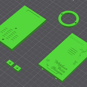 Puede incluir: Un kit de cambio de voz telefónico impreso en 3D de color verde brillante. El kit incluye una base rectangular con recortes para botones, un componente circular, dos piezas cuadradas pequeñas y una pieza superior rectangular. El texto "Telephone Voice Changer" es visible.