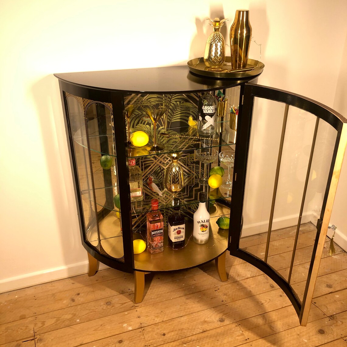 Vendido más disponible. El gabinete de bebidas Dark | Etsy