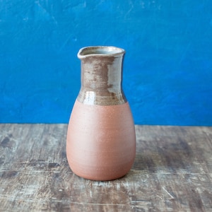 Jarra marrón de 570 ml/19,3 oz, jarra marrón, jarra de cerámica, gres de inspiración vikinga, jarra de arcilla roja, florero, jarra rústica