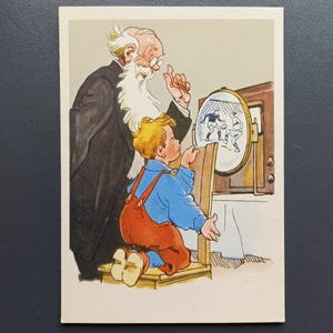 Deux fans grand-père et petit-fils regardant le football carte postale vintage des années 1955 URSS