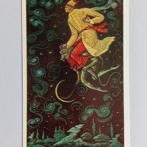 Puede incluir: Ilustración vintage de una figura montada en una criatura mítica a través de un cielo nocturno estrellado. El jinete viste un abrigo amarillo, pantalones rojos y un sombrero amarillo. El fondo presenta nubes verdes arremolinadas, una luna creciente y un paisaje urbano.