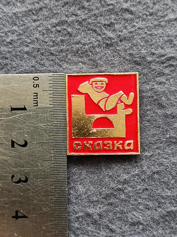 Emelya on Stove By Pike's Command Russian Fairy Tale Vintage Pin USSR View 4