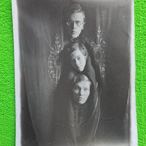 Vintage photo Girls Guy Peeking Curtain Portrait Actors