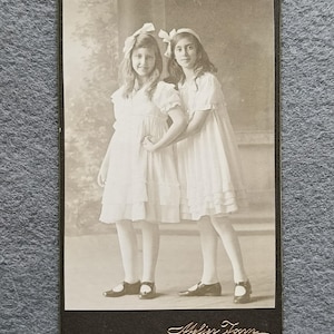 Due ragazze con abiti bianchi e fiocchi, scheda di presentazione, foto d'epoca degli anni '90, Malmö, Svezia