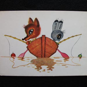 Può includere: Una cartolina vintage con un'illustrazione stravagante di una volpe e un coniglio che pescano da una barca di legno. La volpe ha la pelliccia arancione e il coniglio è grigio. La barca è marrone e l'acqua è marrone chiaro.