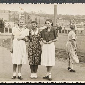 Beautiful Girls 1954 Vintage Photo