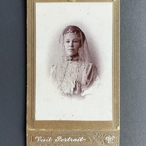 Carte vintage femme fille portrait Jeleznovodsk, Empire russe des années 1900, carte du cabinet photo vintage