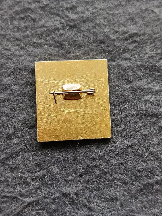 Emelya on Stove By Pike's Command Russian Fairy Tale Vintage Pin USSR View 5