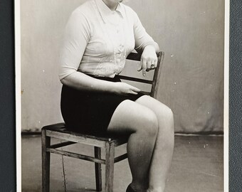 Frau im Minirock sitzend im Stuhl Mode USSR Vintage Photo