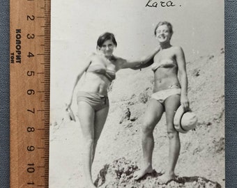 Photo vintage de couples Filles s&#39;enlaçant Maillot de bain bikini Plage