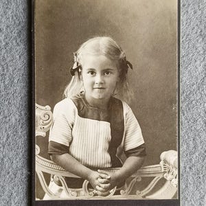 Ritratto di bambina con treccine, scheda del 1908, vecchia foto di Tomelilla, Svezia