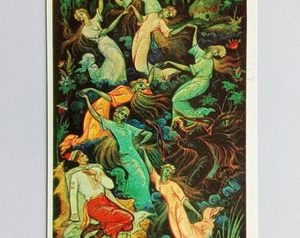 Puede incluir: Postal vintage con una colorida ilustración de figuras con vestidos fluidos bailando en un entorno forestal. La obra de arte presenta una vibrante paleta de verdes, naranjas y azules, con una representación detallada del follaje y un pequeño edificio al fondo.