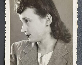 Portret ładnej dziewczyny, zdjęcie archiwalne z lat 47.