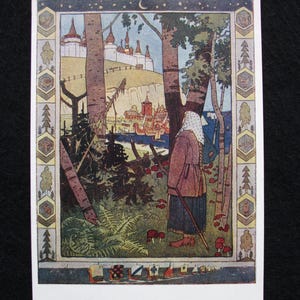 Pode incluir: Um postal vintage com uma ilustração colorida de uma pessoa numa floresta, com uma vista distante de uma cidade e um castelo. A obra de arte tem um estilo de arte popular, com uma borda decorativa e uma lua crescente no céu.