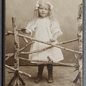 Odwiedź zdjęcie SUKIENKA DLA MAŁYCH DZIEWCZYNEK długie włosy warkoczyki 1908s