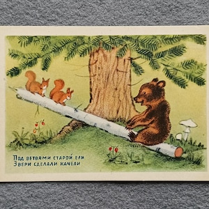 Urso e esquilos andando no balanço Artista Ushakova 1954 Cartão postal vintage não utilizado URSS