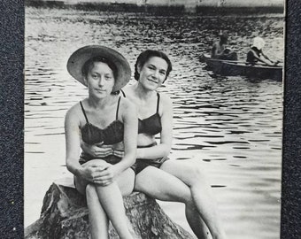 Photo vintage Maillot de bain Jolies filles sur la plage Chapeau câlin
