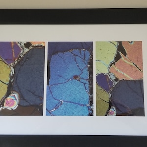 Può includere: Opera d'arte incorniciata con tre immagini astratte di formazioni rocciose colorate. Le immagini sono disposte in una fila orizzontale, con ogni immagine che mostra uno schema di colori e un motivo diverso.