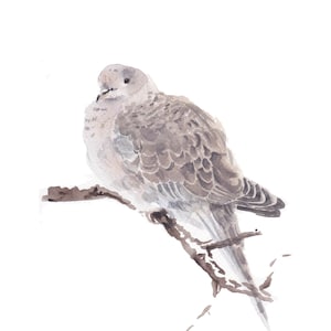 Puede incluir: Una tabla de cortar de madera hecha a mano con un acabado natural. La tabla presenta un borde vivo en un lado y una forma rectangular lisa. Mide aproximadamente 45 cm de largo y 30 cm de ancho.