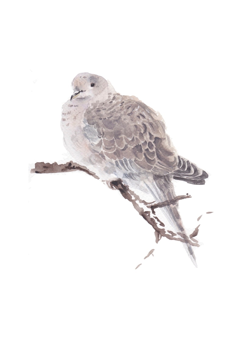 Puede incluir: Una tabla de cortar de madera hecha a mano con un acabado natural. La tabla presenta un borde vivo en un lado y una forma rectangular lisa. Mide aproximadamente 45 cm de largo y 30 cm de ancho.