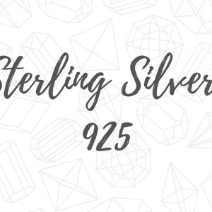 Może przedstawiać: Tekst Sterling Silver 925 na białym tle z wzorem szarych figur geometrycznych.