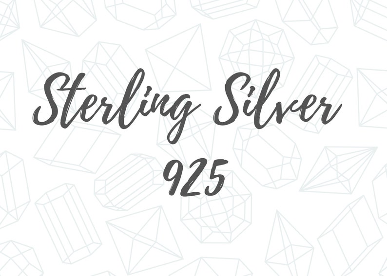 Może przedstawiać: Tekst Sterling Silver 925 na białym tle z wzorem szarych figur geometrycznych.