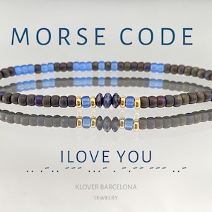 Puede incluir: Un brazalete de cuentas con cuentas azules y negras, cuentas doradas y dos cuentas de piedras preciosas azul oscuro. El brazalete deletrea "I LOVE YOU" en código Morse.