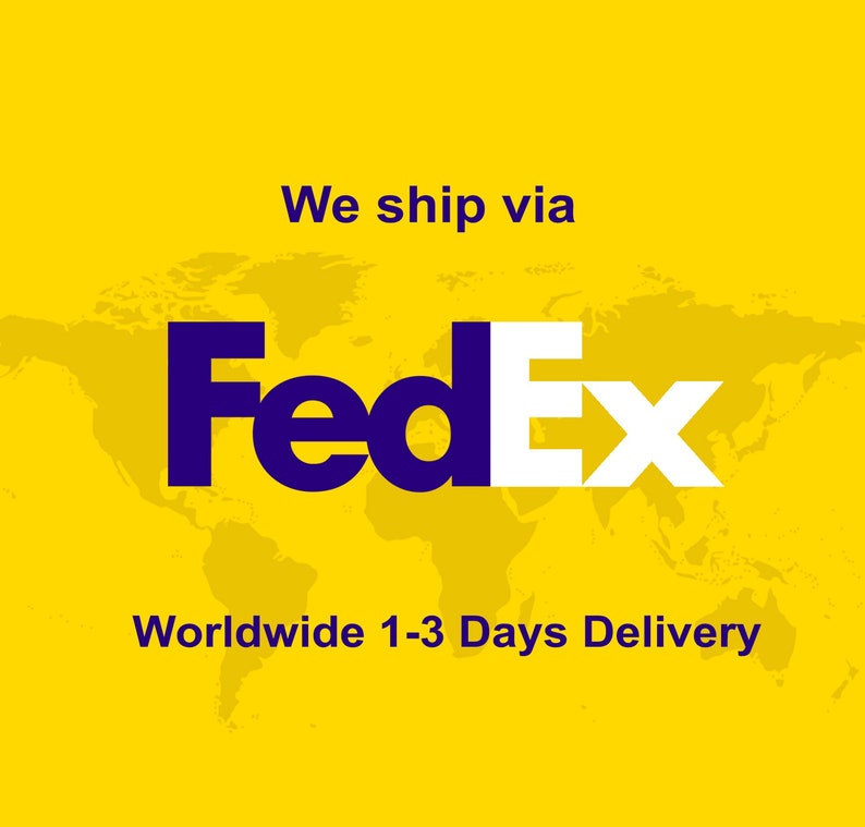 Puede incluir: Un fondo amarillo con un contorno de mapa mundial y el logotipo de FedEx en blanco y morado. El texto "We ship via" est&aacute; por encima del logotipo y "Worldwide 1-3 Days Delivery" est&aacute; por debajo del logotipo.