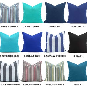 Op de afbeelding: Een verzameling van twaalf sierkussens in diverse kleuren en patronen. De kussens omvatten effen kleuren zoals teal, marineblauw en zwart, evenals gestreepte ontwerpen in meerdere kleurencombinaties. Elk kussen is voorzien van een nummer en een beschrijvende naam.