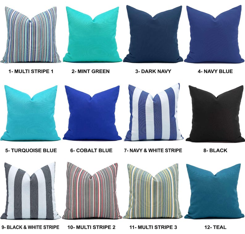 Op de afbeelding: Een verzameling van twaalf sierkussens in diverse kleuren en patronen. De kussens omvatten effen kleuren zoals teal, marineblauw en zwart, evenals gestreepte ontwerpen in meerdere kleurencombinaties. Elk kussen is voorzien van een nummer en een beschrijvende naam.