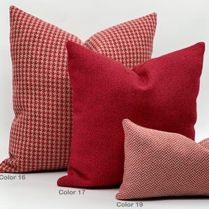 Puede incluir: Tres almohadas decorativas en varios patrones rojos y beige. La almohada superior tiene un patr&oacute;n de pata de gallo rojo y beige. La almohada del medio es de color rojo s&oacute;lido. La almohada inferior tiene un patr&oacute;n de espiga rojo y beige. Las almohadas est&aacute;n etiquetadas como "Color 16", "Color 17" y "Color 19".