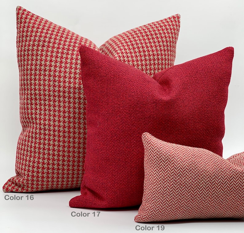 Puede incluir: Tres almohadas decorativas en varios patrones rojos y beige. La almohada superior tiene un patr&oacute;n de pata de gallo rojo y beige. La almohada del medio es de color rojo s&oacute;lido. La almohada inferior tiene un patr&oacute;n de espiga rojo y beige. Las almohadas est&aacute;n etiquetadas como "Color 16", "Color 17" y "Color 19".