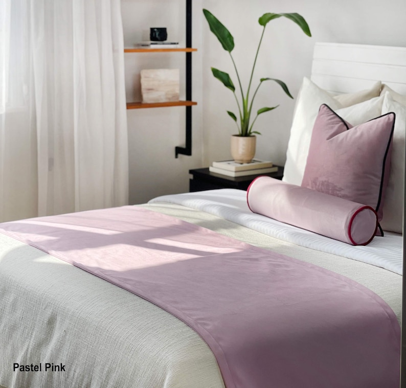 Peut inclure: Un chemin de lit rose pastel et des oreillers assortis sur un lit blanc. Le chemin de lit est drap&eacute; sur le lit et les oreillers sont dispos&eacute;s au chevet. Un traversin cylindrique est &eacute;galement pr&eacute;sent. Le texte "Pastel Pink" est dans le coin inf&eacute;rieur gauche.