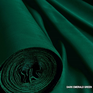 Puede incluir: Un rollo de tela verde esmeralda oscuro. La tela es lisa y tiene un ligero brillo.