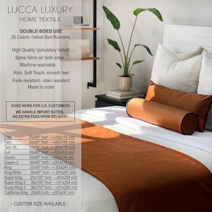 Peut inclure: Un lit avec des draps blancs est orn&eacute; de chemins de lit et d'oreillers en velours couleur rouille. Un traversin cylindrique avec une bordure bleu marine est &eacute;galement pr&eacute;sent. L'image met en avant la collection textile pour la maison "Lucca Luxury", avec une utilisation double face.