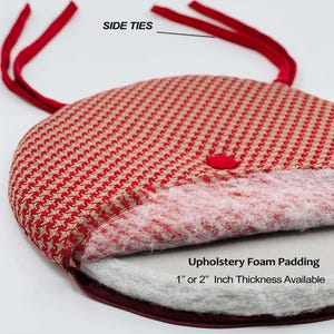 Puede incluir: Coj&iacute;n de asiento redondo con tela de pata de gallo roja y beige. Cuenta con lazos laterales rojos y un bot&oacute;n rojo. El coj&iacute;n tiene relleno de espuma de tapicer&iacute;a disponible en 2,5 o 5 cm de grosor.