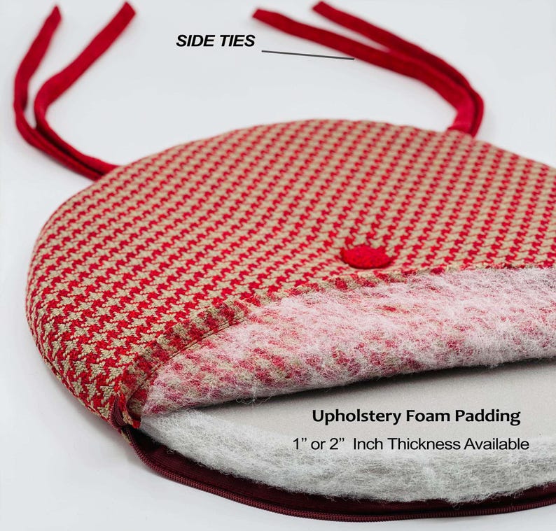 Puede incluir: Coj&iacute;n de asiento redondo con tela de pata de gallo roja y beige. Cuenta con lazos laterales rojos y un bot&oacute;n rojo. El coj&iacute;n tiene relleno de espuma de tapicer&iacute;a disponible en 2,5 o 5 cm de grosor.