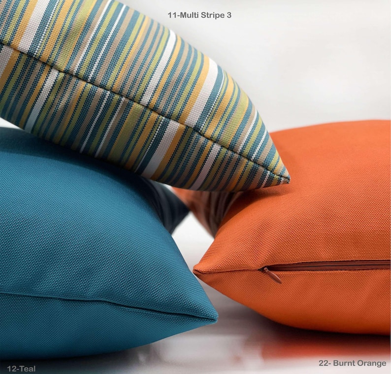 Op de afbeelding: Een set van drie keramische mokken met een gespikkelde, cr&egrave;mekleurige glazuur. Elke mok heeft een handgeschilderd ontwerp: een blauw en groen blad, een gele bloem en een rode bes. De mokken hebben een eenvoudige, afgeronde vorm.
